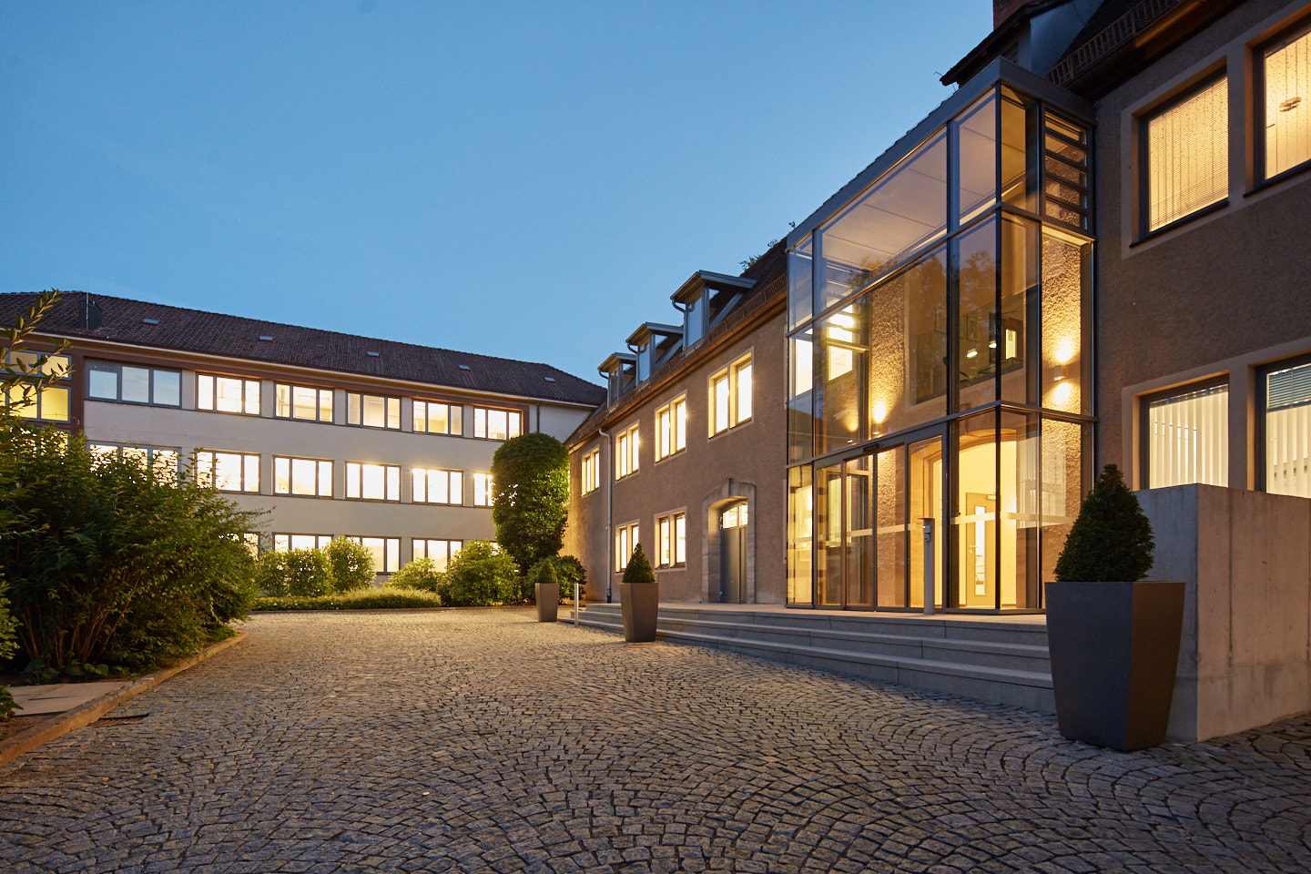 PRÜFREX Hauptsitz in der blauen Stunde